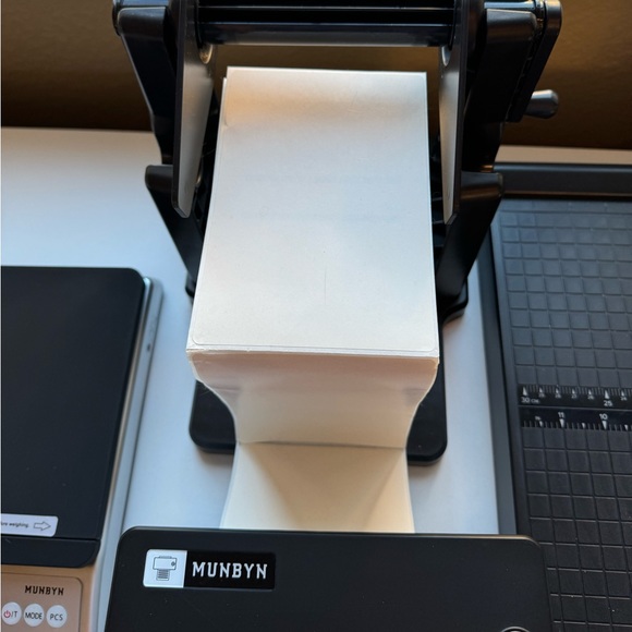 MUNBYN Bluetooth/USB Thermal Shipping Label Printer, Roll holder, Label paper - Picture 3 of 11